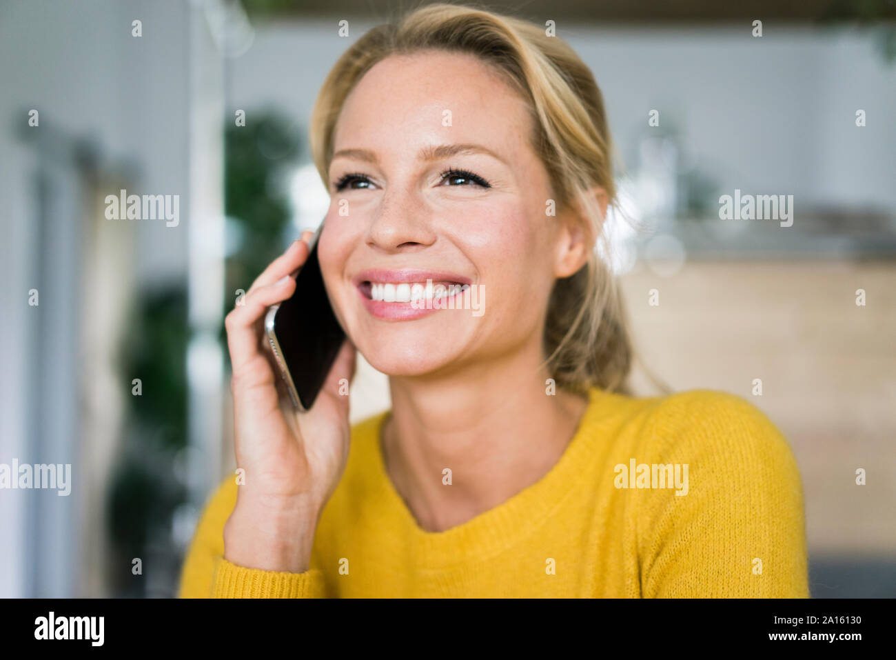 Jolie femme dans un café, parler au téléphone Banque D'Images