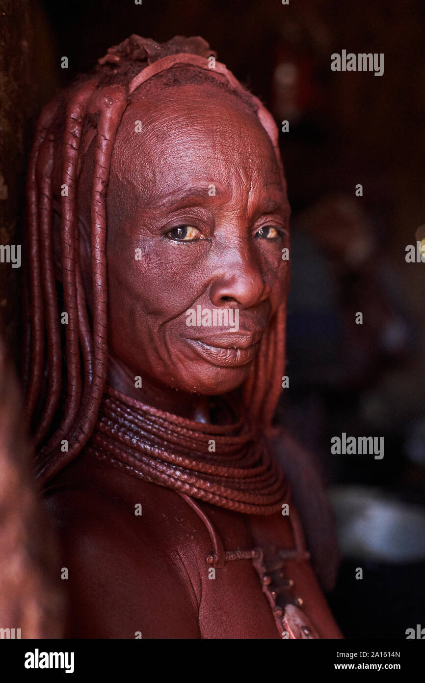 Portrait d'une vieille femme traditionnelle Himba, Oncocua, Angola Banque D'Images