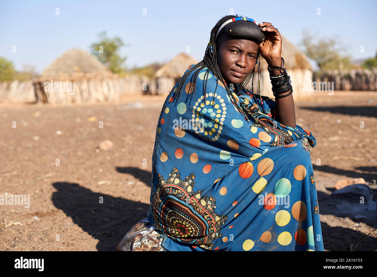 Portrait d'une femme Muhacaona dans sa robe colorée, Oncocua, Angola Banque D'Images