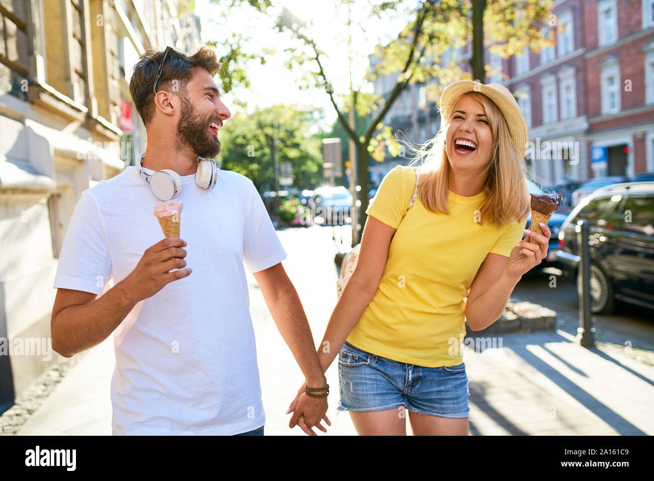 Happy young couple enjoying ice cream dans la ville Banque D'Images Happy young couple enjoying ice cream dans la ville Banque D'Images