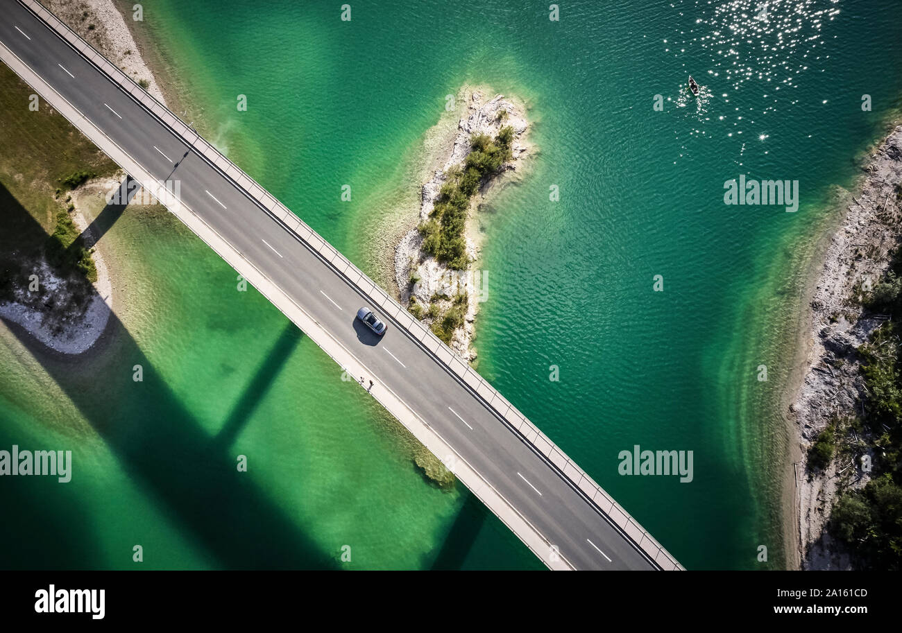 Vue aérienne d'une voiture en traversant un pont, barrage de Sylvenstein, Bavière, Allemagne Banque D'Images