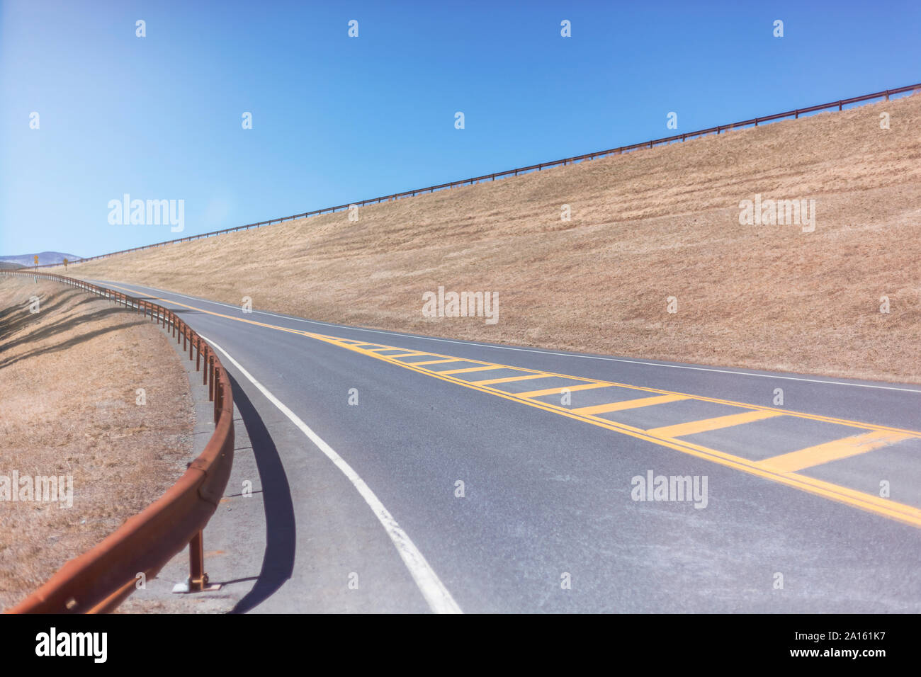 L'autoroute vide dans Ulster Comté contre ciel bleu clair aux beaux jours Banque D'Images