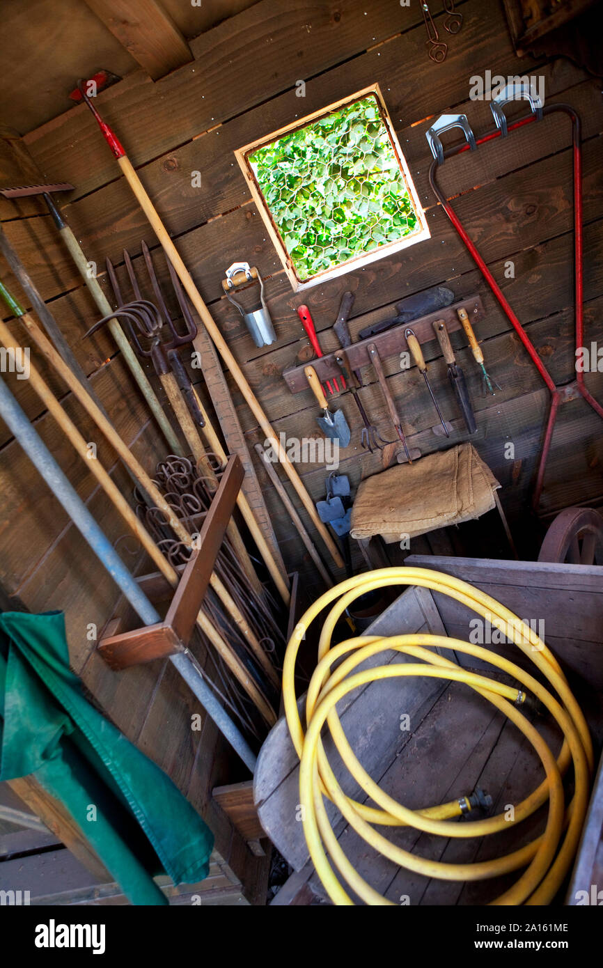 Outils de jardin jardinier dans la cabane en bois Banque D'Images