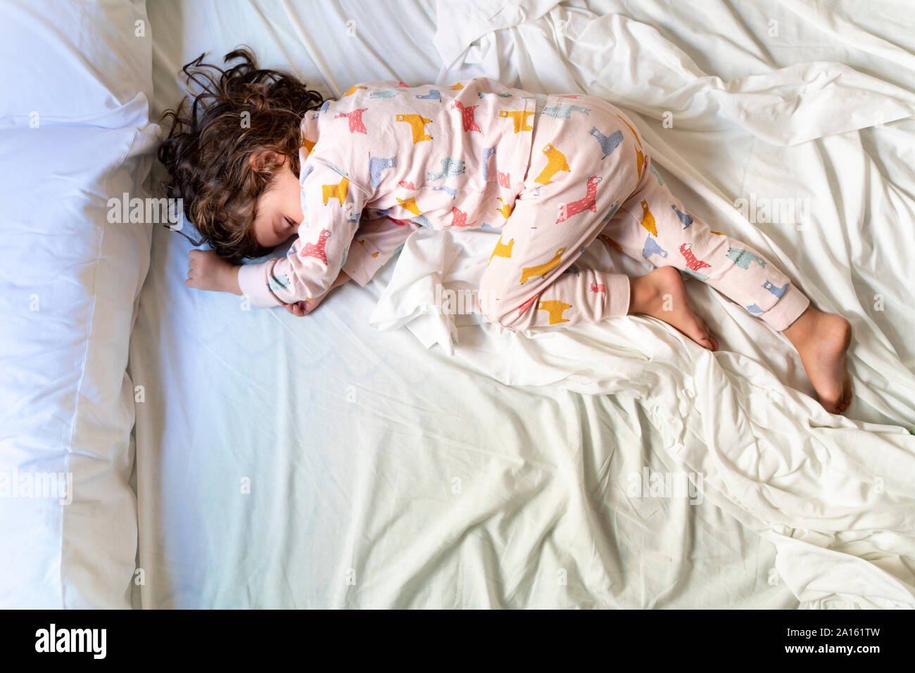 Vue de dessus de cute little girl sleeping in bed Banque D'Images