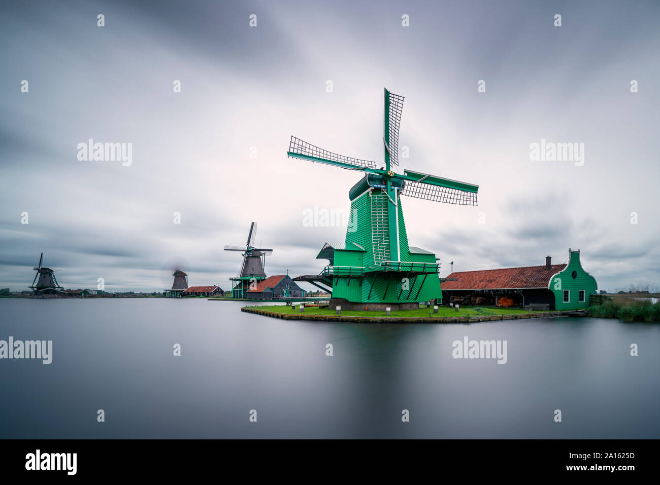 De Gekroonde Poelenburg par rivière Zaan contre ciel à Zaanse Schans, Zaandam, Pays-Bas Banque D'Images