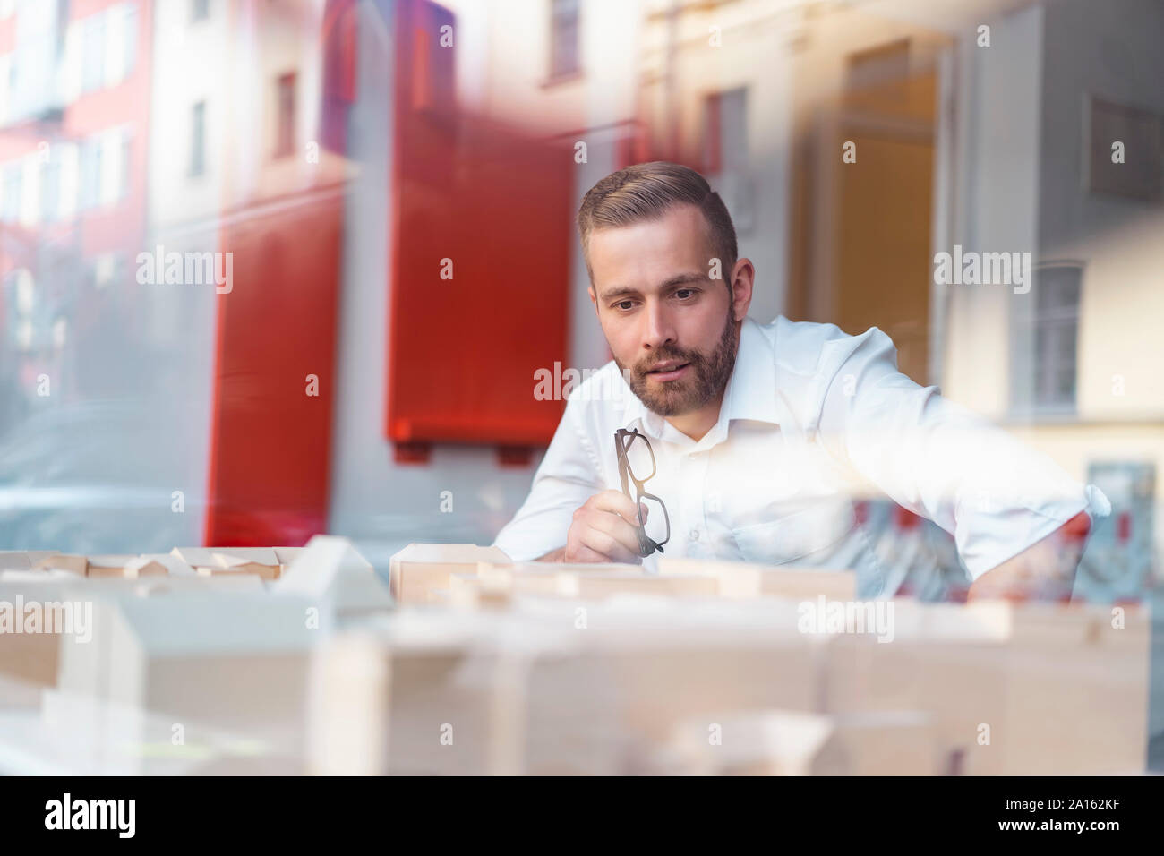 Businessman looking at architectural model in office Banque D'Images