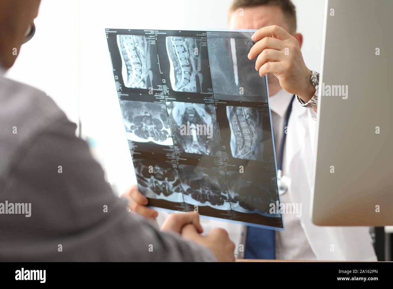 Médecin tenir xray bone spine radiographie en part Banque D'Images