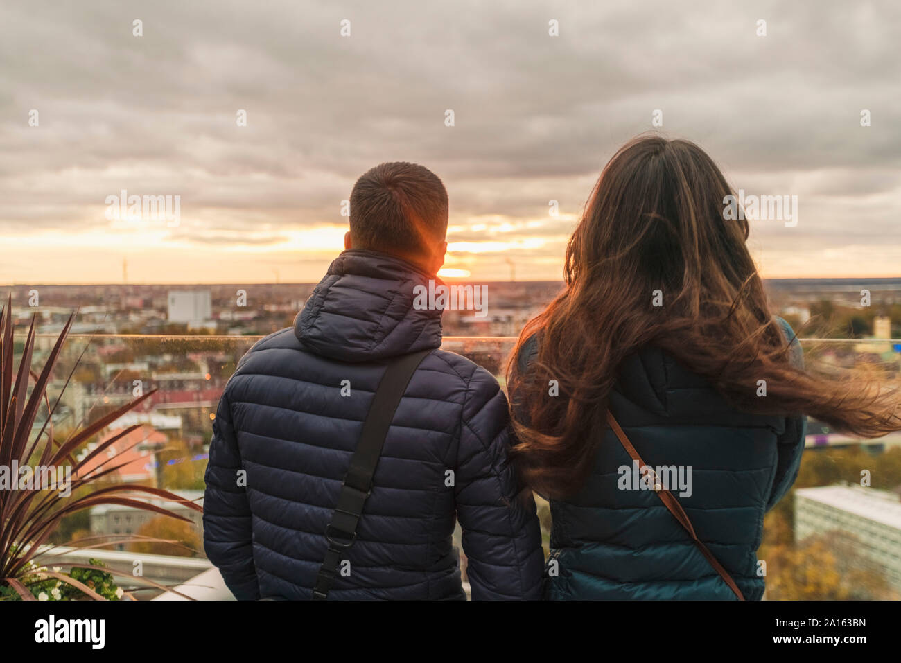 Couple regardant le coucher du soleil sur une terrasse vue de thecity, Tallinn, Estonie Banque D'Images