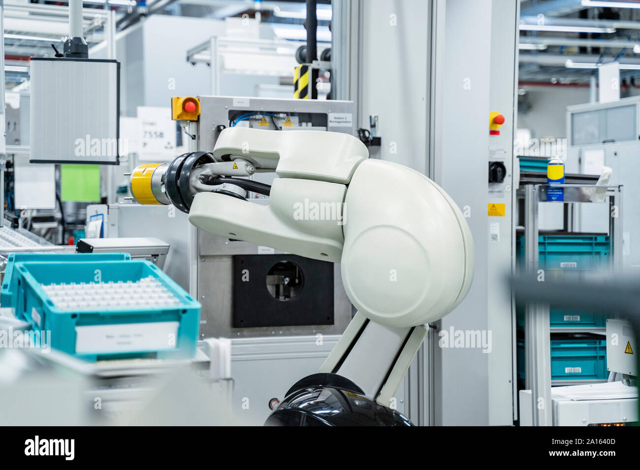 Bras de robot à l'intérieur de l'Assemblée fonctionnement usine moderne, Stuttgart, Allemagne Banque D'Images
