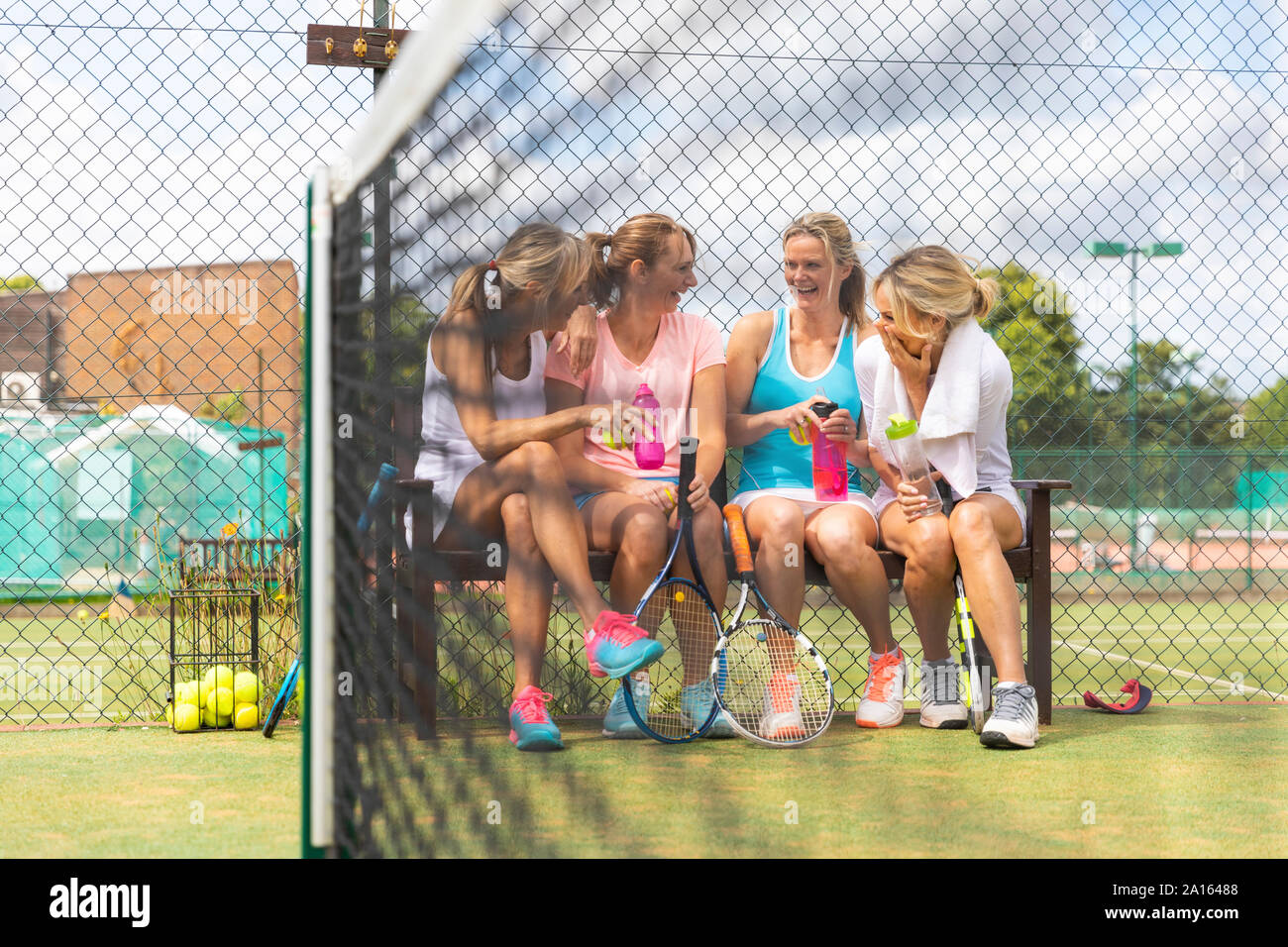 Mature women talking at tennis club Banque D'Images
