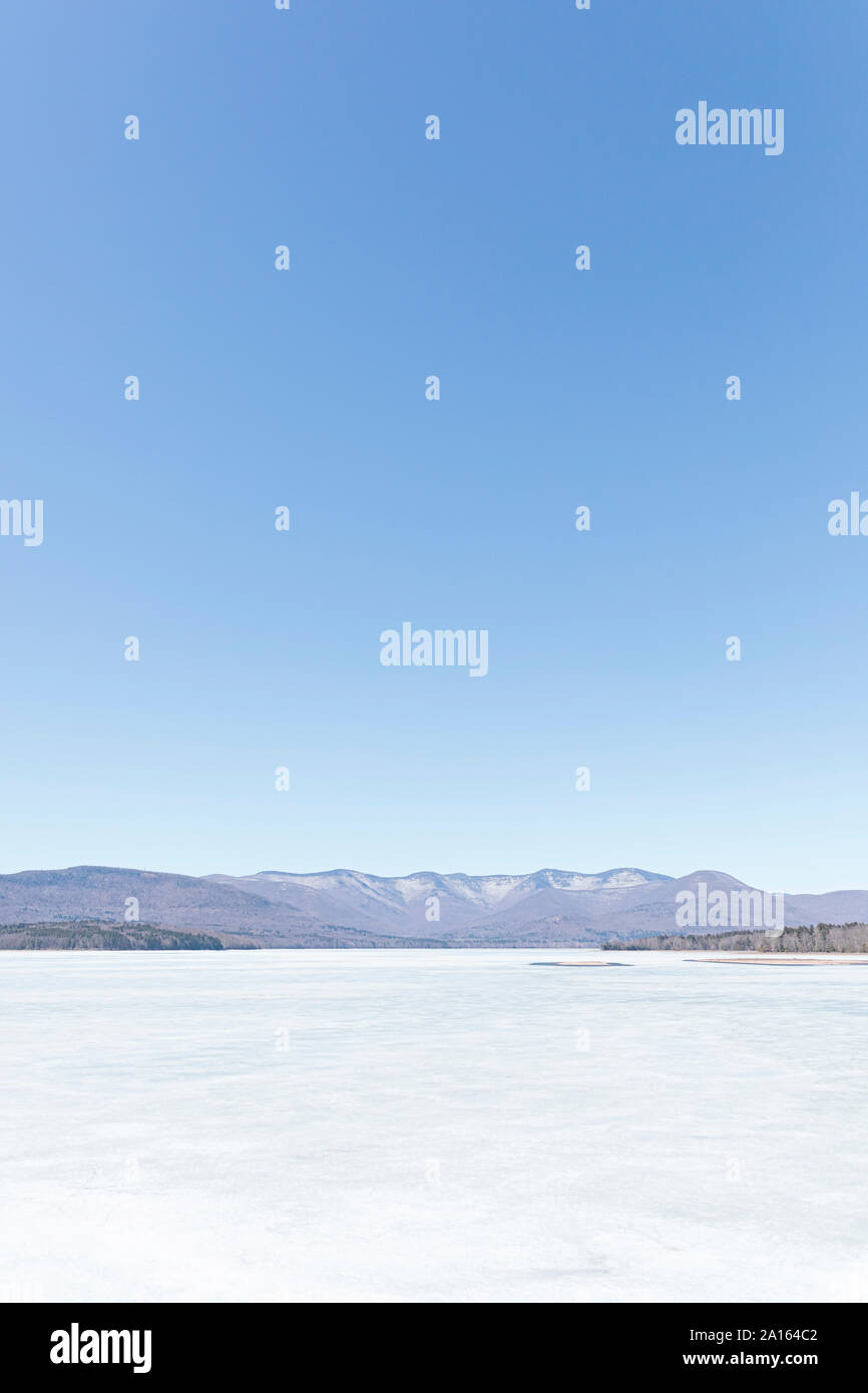 Shot idyllique de glace sur le réservoir Ashokan approvisionne contre ciel bleu clair Banque D'Images