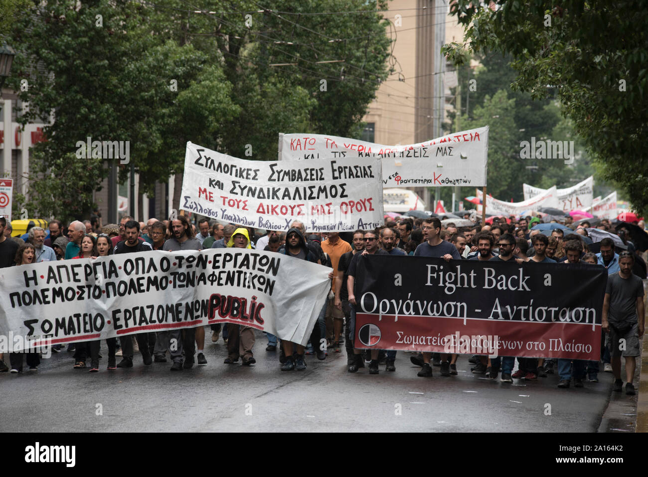 Athènes, Grèce. 24 septembre 2019. Mars grévistes holding bannières et criant des slogans contre l'austérité et modifié la législation du travail. Des milliers de personnes descendues dans la rue en participant à une grève générale de 24 heures organisée par les syndicats du secteur public et privé, pour protester contre les politiques du gouvernement sur la législation du travail. © Nikolas Georgiou / Alamy Live News Banque D'Images