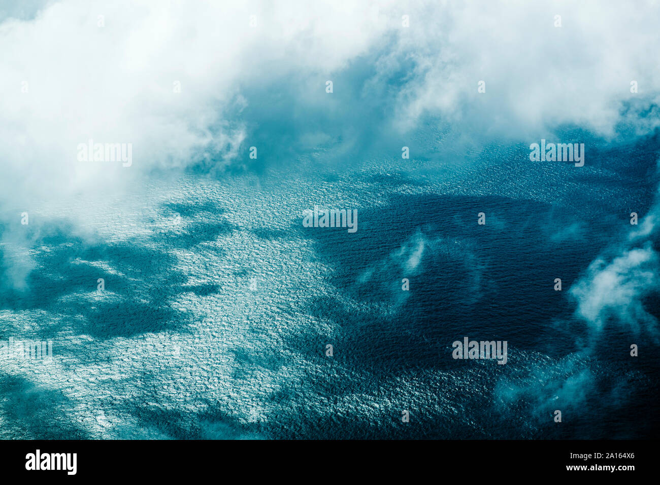 Vue aérienne de la mer bleu et blanc nuages à grande barrière de corail, Australie Banque D'Images