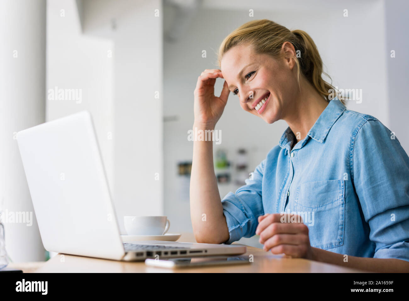 Woman in coffee shop, using laptop Banque D'Images