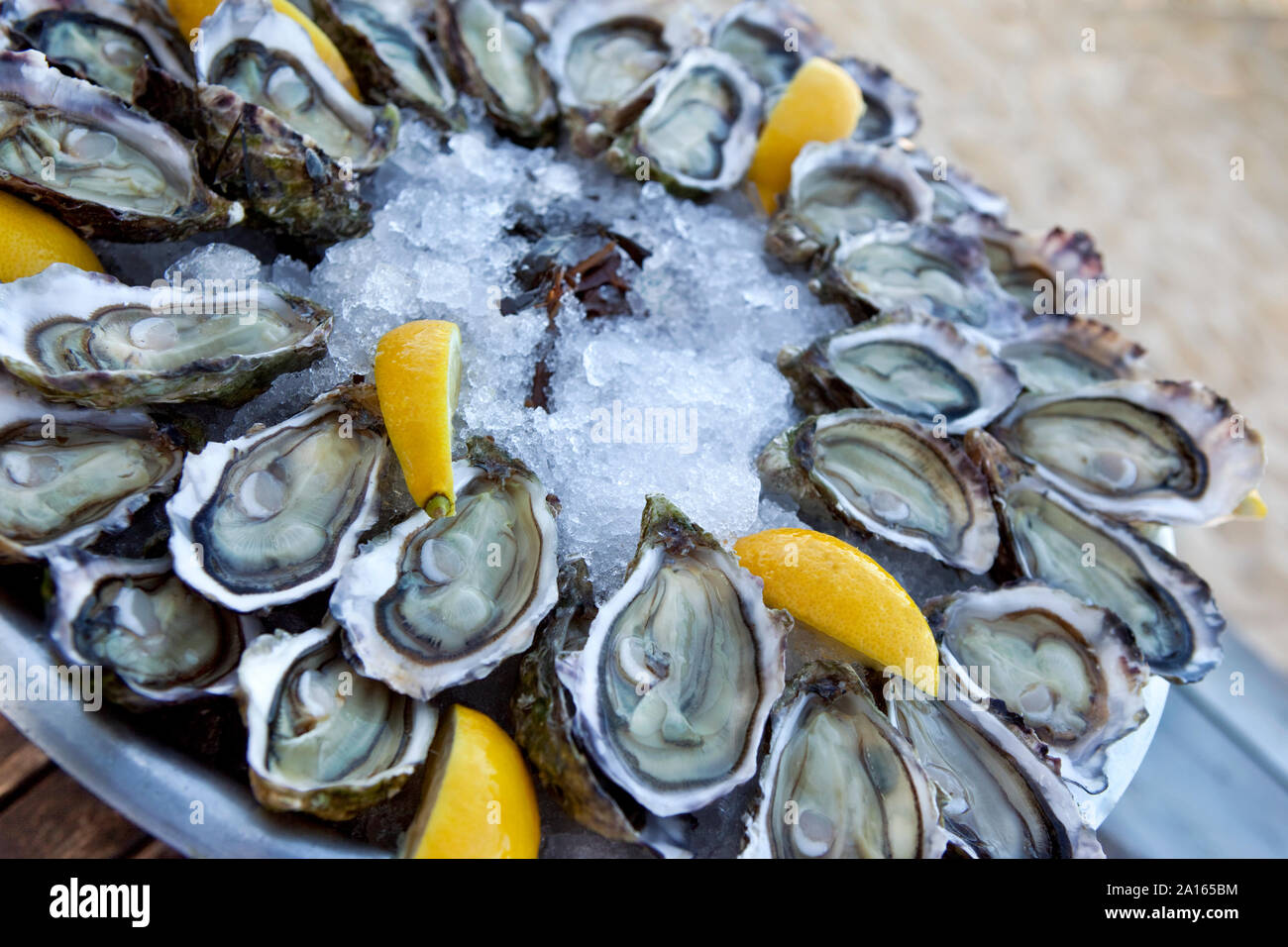 Glace au citron et les huîtres dans un plat dans un restaurant français Banque D'Images