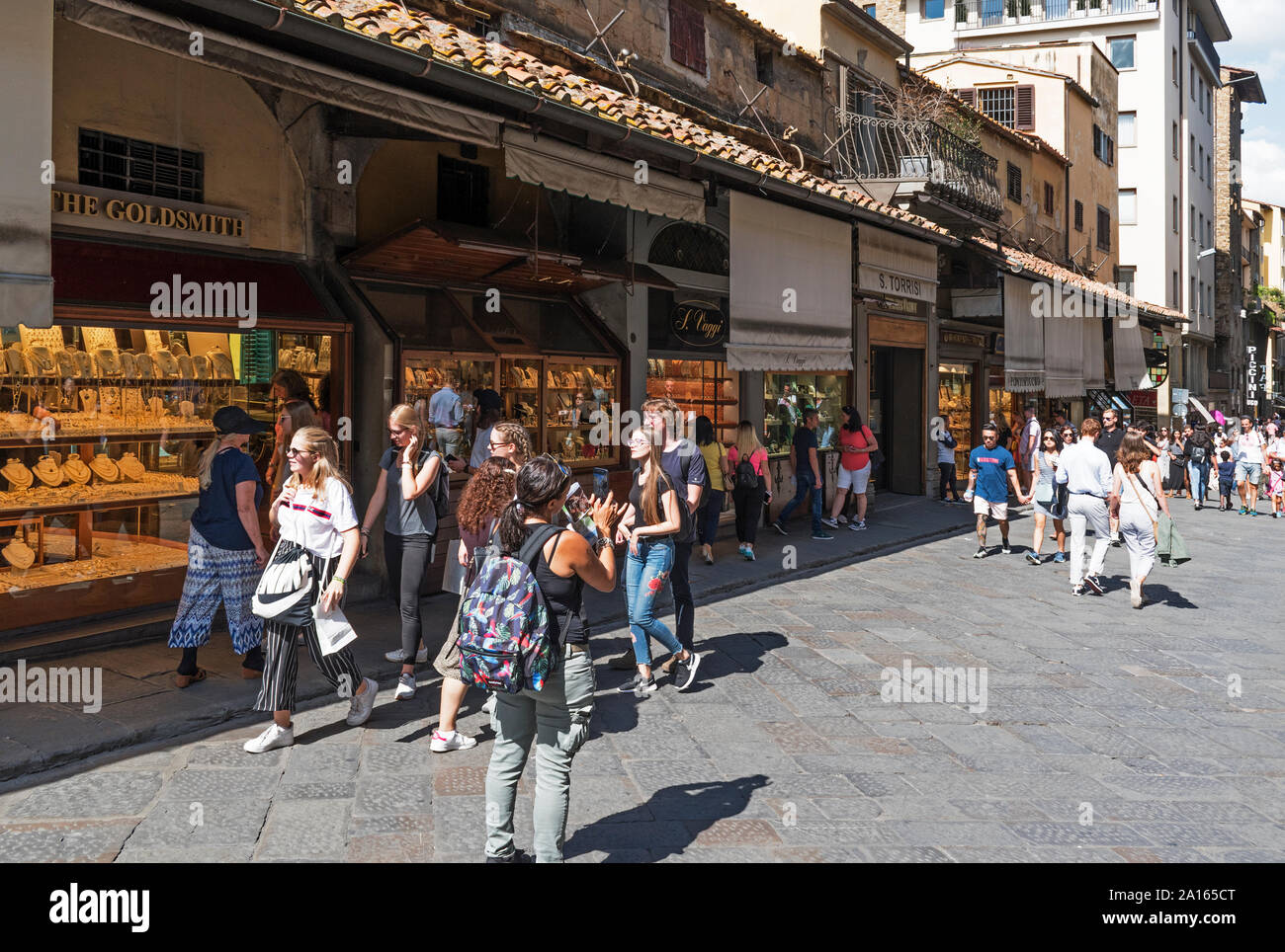 Les touristes visiteurs sur le ponte Vecchio à Florence, Toscane, Italie. Banque D'Images
