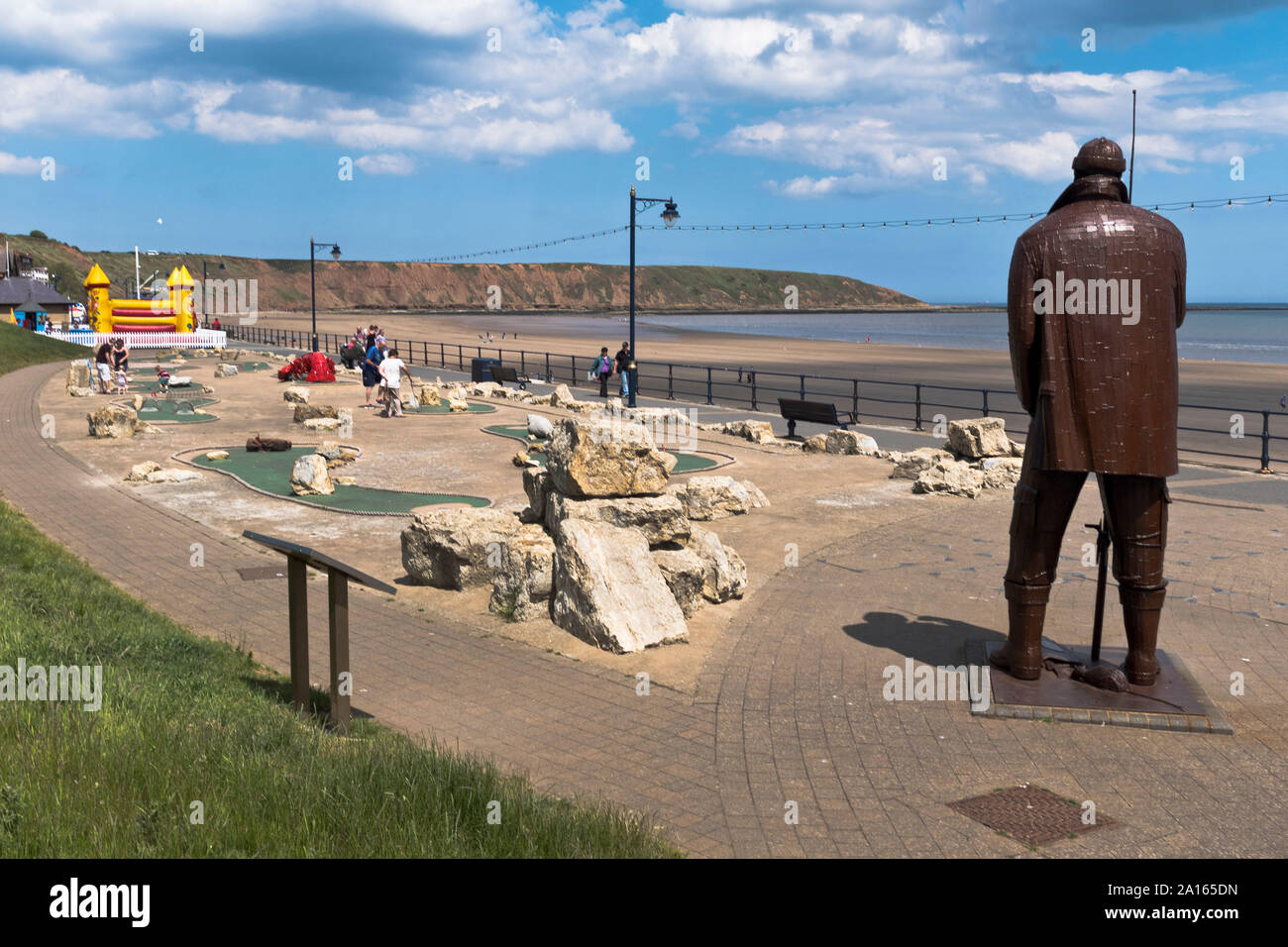 Statue Sculpture pêcheur dh ROCHESTER NORTH YORKSHIRE Mini-golf promenade en front de mer Banque D'Images