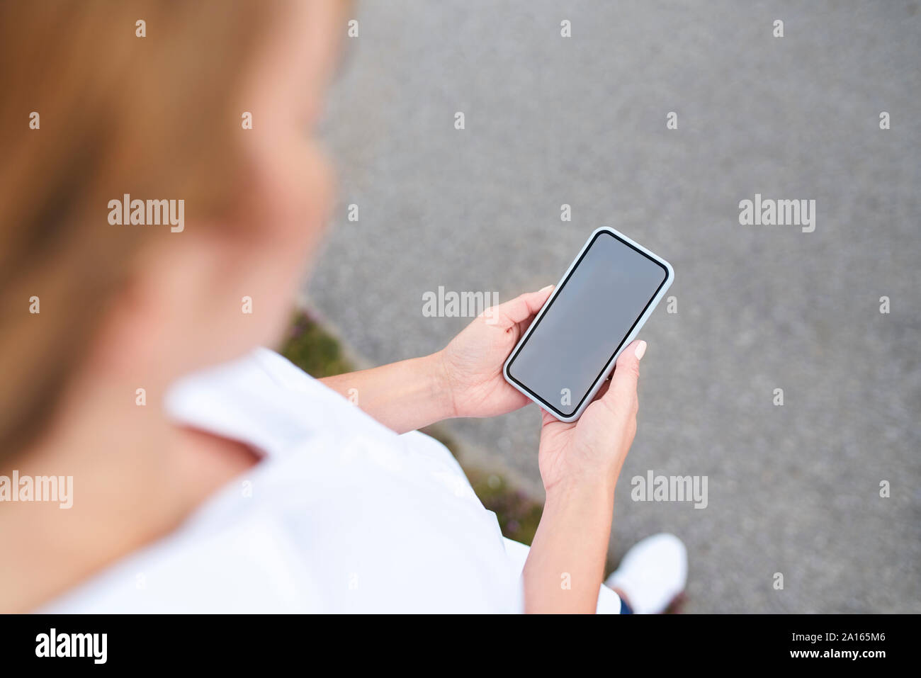 Close-up of woman using smartphone outdoors Banque D'Images