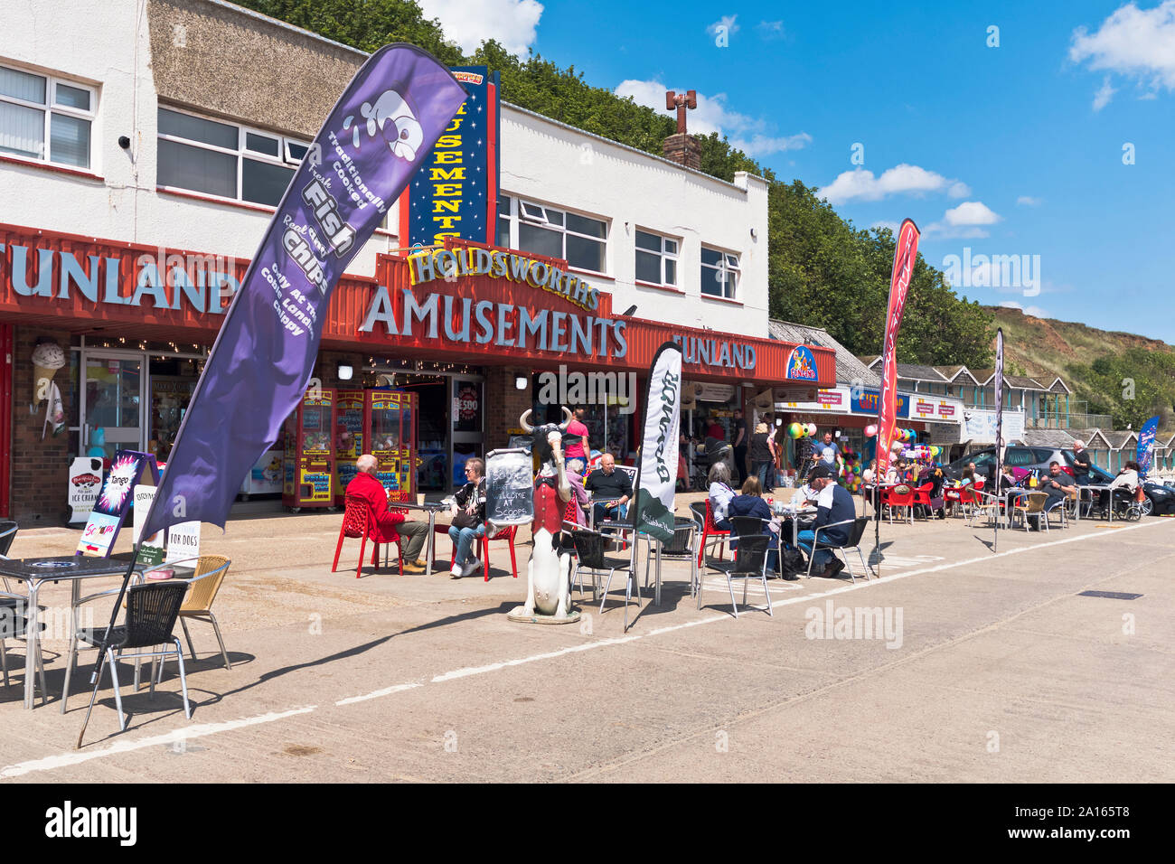 Dh Coble landing FILEY NORTH YORKSHIRE People relaxing outdoor tables de café Banque D'Images