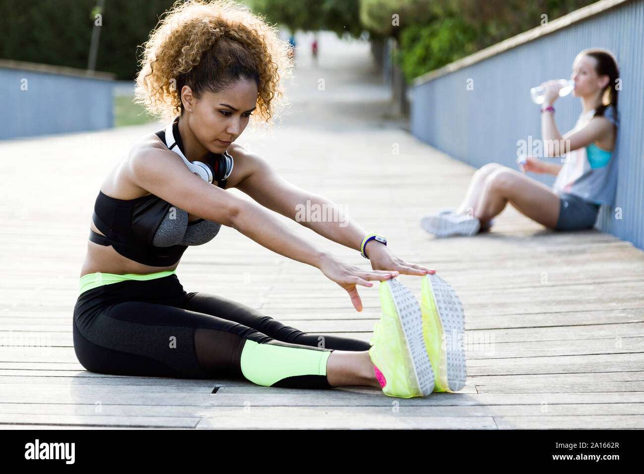 Sporty woman doing stretching exercice sur un pont Banque D'Images