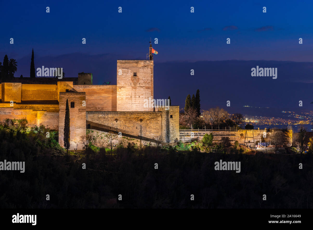 Vue de l'Alhambra avec la Sierra Nevada en arrière-plan la nuit, Granada, Espagne Banque D'Images