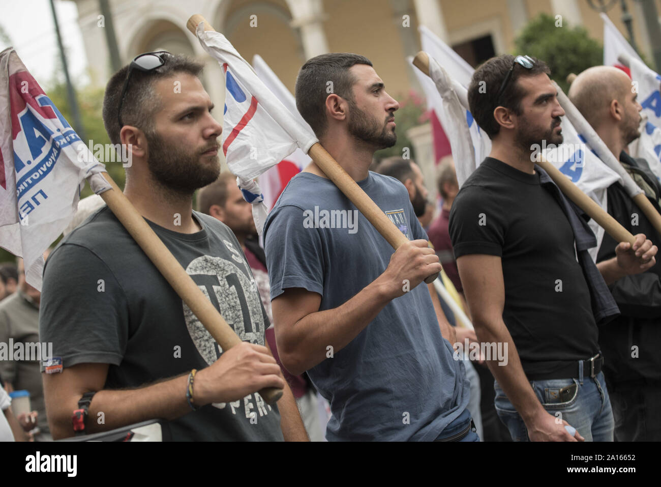 Athènes, Grèce. Sep 24, 2019. Mars grévistes holding bannières et criant des slogans contre l'austérité et modifié la législation du travail. Des milliers de personnes descendues dans la rue en participant à une grève générale de 24 heures organisée par les syndicats du secteur public et privé, pour protester contre les politiques du gouvernement sur la législation du travail. Credit : Nikolas Georgiou/ZUMA/Alamy Fil Live News Banque D'Images