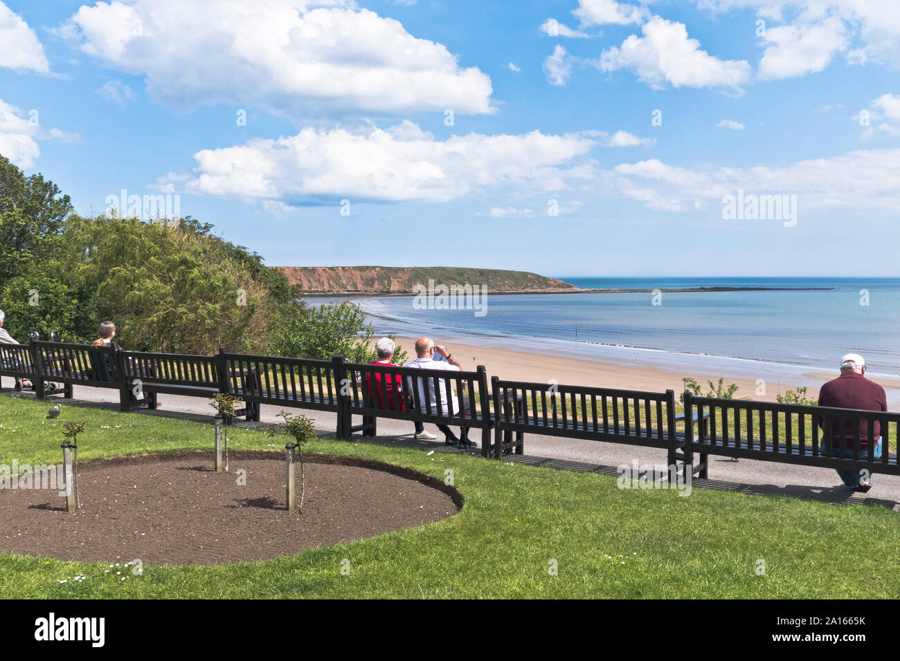 Dh Royal Crescent Gardens NORTH YORKSHIRE FILEY deux personnes donnant sur la détente Brigg Banque D'Images