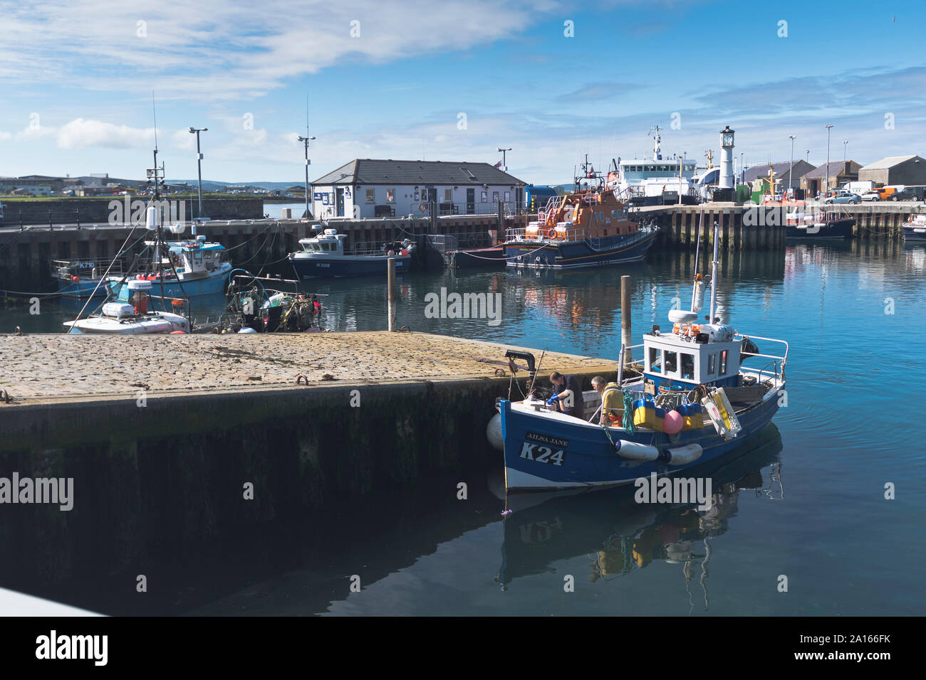 dh pêcheurs bateau à rames KIRKWALL HARBOUR ORKNEY ECOSSE pêche de travail bateaux Banque D'Images