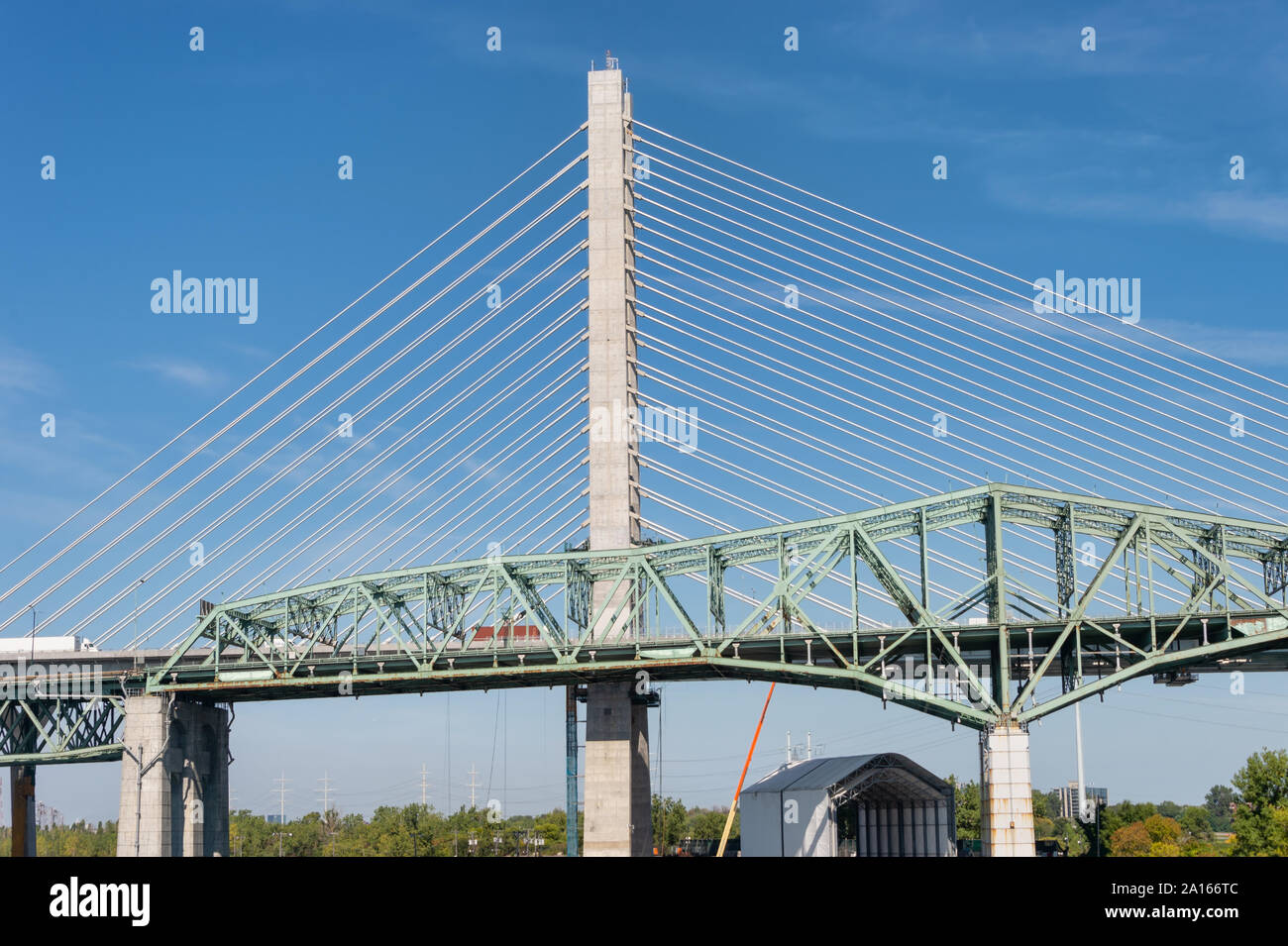 Montréal, Canada - 19 septembre 2019 : Nouveau pont Champlain à côté du Vieux Pont Champlain. Banque D'Images
