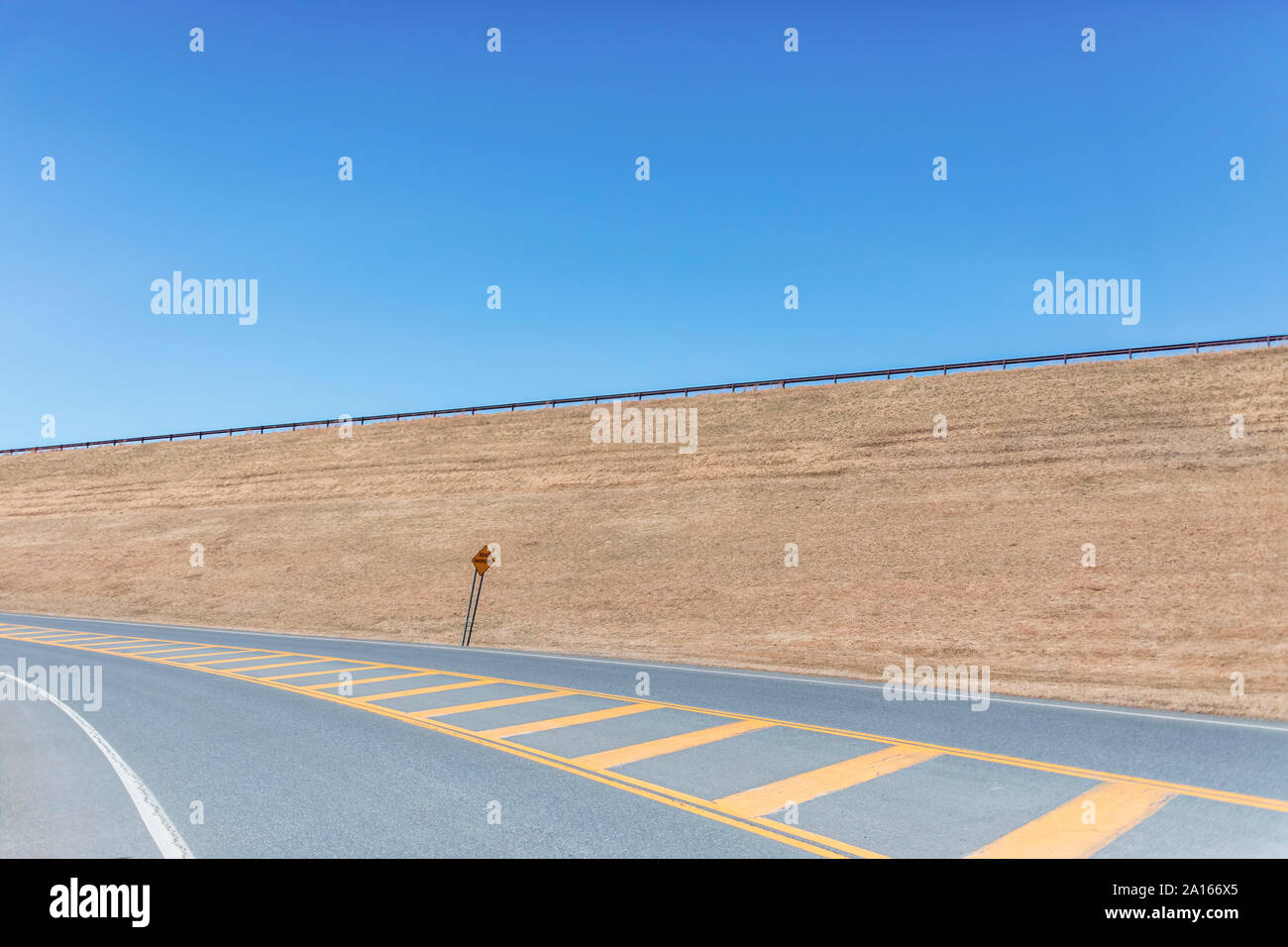 Signe de route par autoroute vide dans Ulster Comté contre ciel bleu clair aux beaux jours Banque D'Images