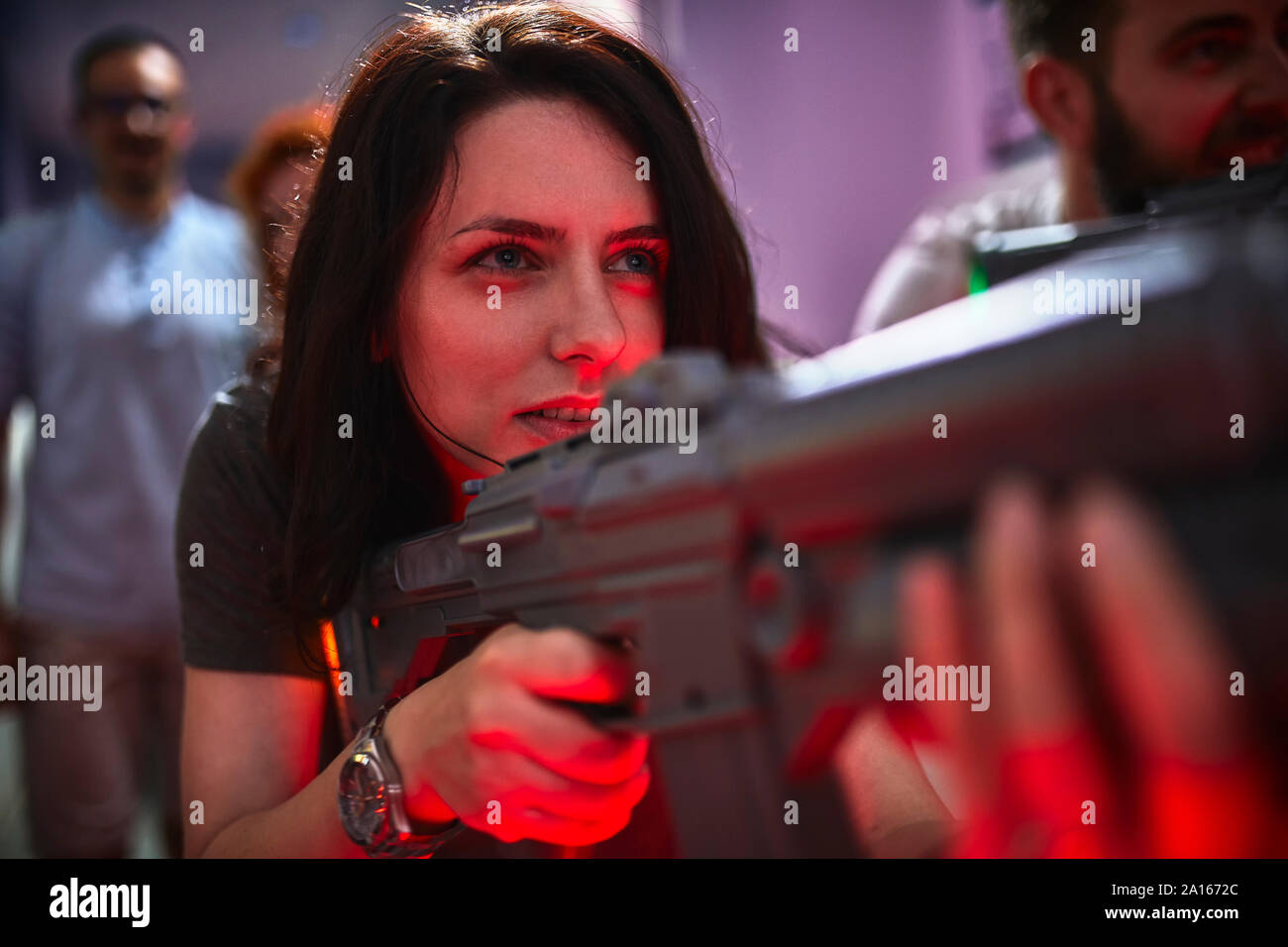 Tir au fusil femme porté dans une salle de jeux électroniques Banque D'Images