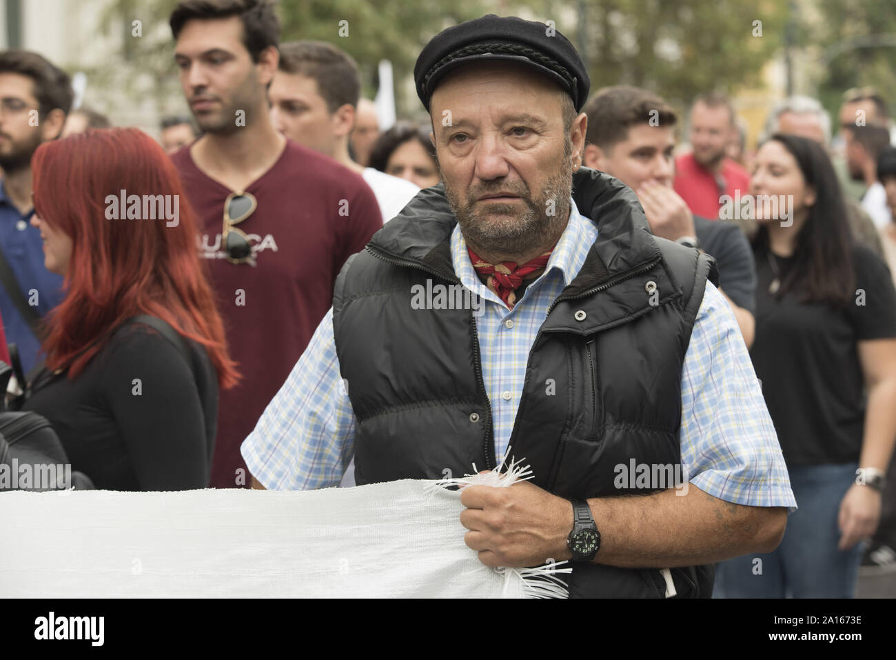 Athènes, Grèce. Sep 24, 2019. Mars grévistes holding bannières et criant des slogans contre l'austérité et modifié la législation du travail. Des milliers de personnes descendues dans la rue en participant à une grève générale de 24 heures organisée par les syndicats du secteur public et privé, pour protester contre les politiques du gouvernement sur la législation du travail. Credit : Nikolas Georgiou/ZUMA/Alamy Fil Live News Banque D'Images