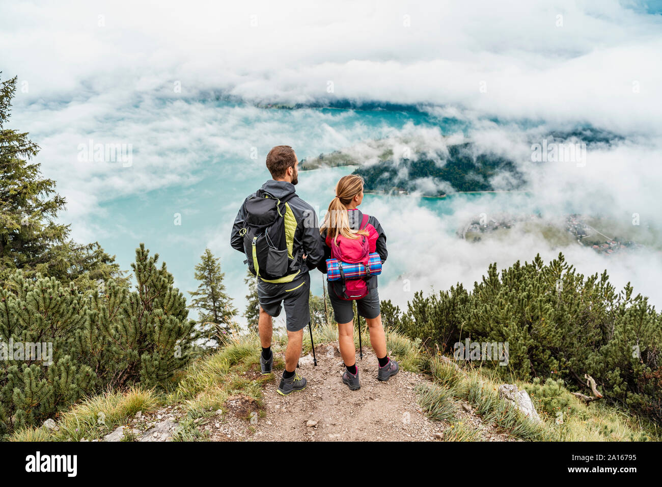 Jeune couple en randonnée dans les montagnes à la recherche à vue, Italia, Bavière, Allemagne Banque D'Images