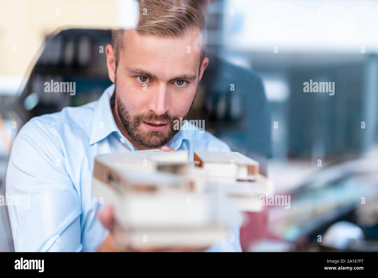 Businessman looking at architectural model in office Banque D'Images