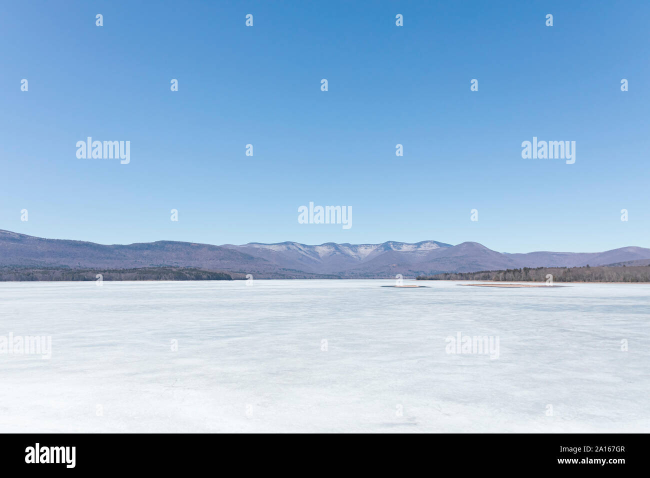 Vue panoramique de glace sur le réservoir Ashokan approvisionne contre ciel bleu clair Banque D'Images
