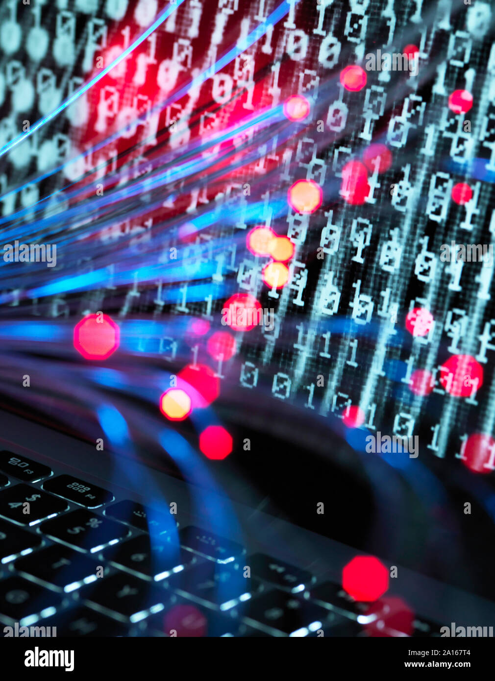 Cyber-attaque, fibre optique contenant un virus infecte un ordinateur Banque D'Images