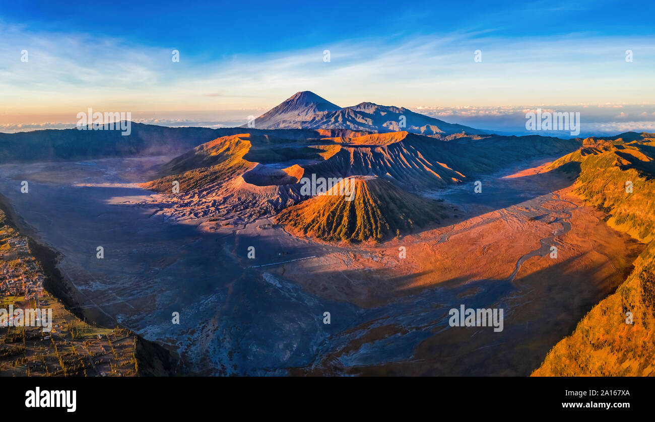 Vue aérienne du Mont Bromo est un volcan actif et une partie de l'Tengger massif, dans l'Est de Java, Indonésie. Célèbre destination voyage backpacker Banque D'Images