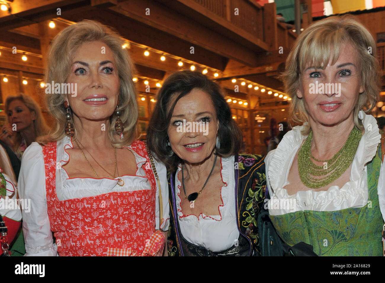 Munich, Allemagne. Sep 23, 2019. Renate Thyssen-Henne (l-r), l'entrepreneur Ann-Katrin Bauknecht et Claudia Hübner, épouse de Wolfgang Porsche, sont invités à la traditionnelle Regine Sixt Damenwiesn dans le Schützen-Festzelt à la fête. Le plus grand festival de musique folklorique dans le monde dure jusqu'au 6 octobre. Credit : Ursula Düren/dpa/Alamy Live News Banque D'Images