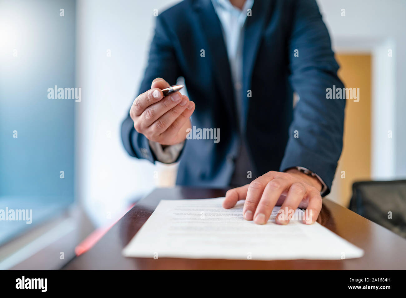 Close-up of businessman in office présentant contrat et bille Banque D'Images