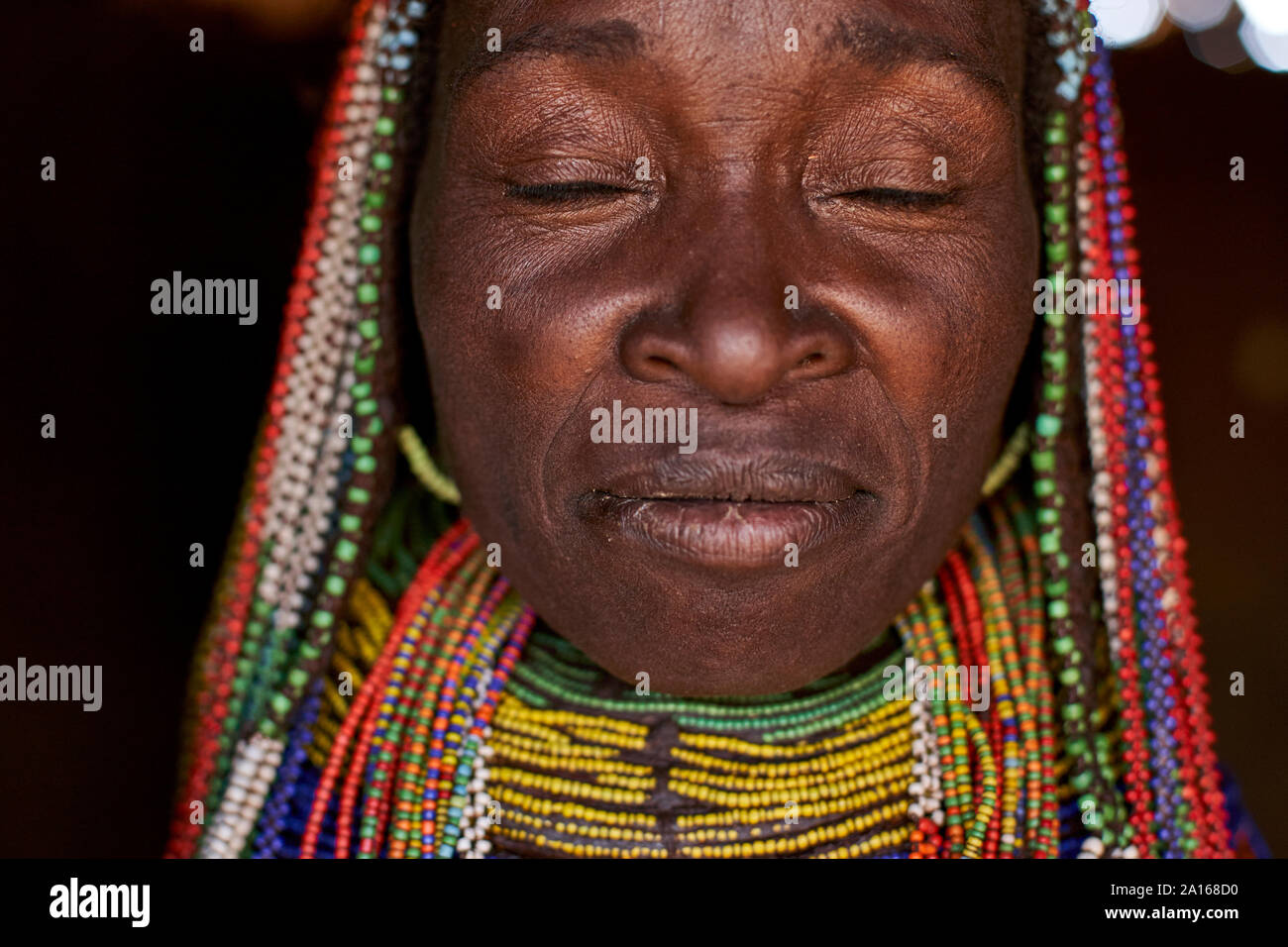 Femme Muhila avec sa coiffure caractéristique et colliers, Congolo, Angola Banque D'Images