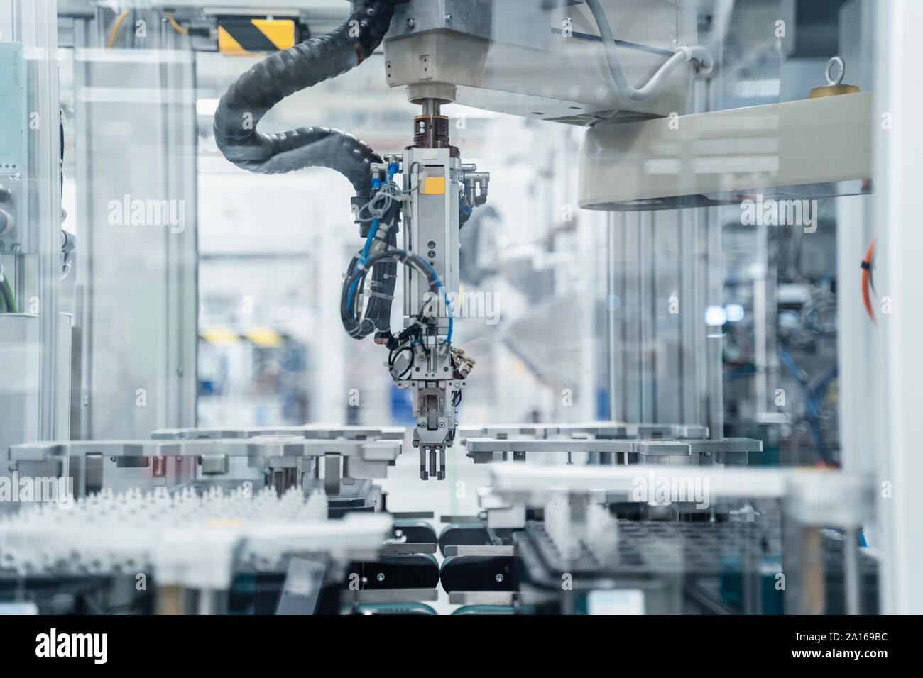 Bras de robot à l'intérieur de l'Assemblée fonctionnement usine moderne, Stuttgart, Allemagne Banque D'Images