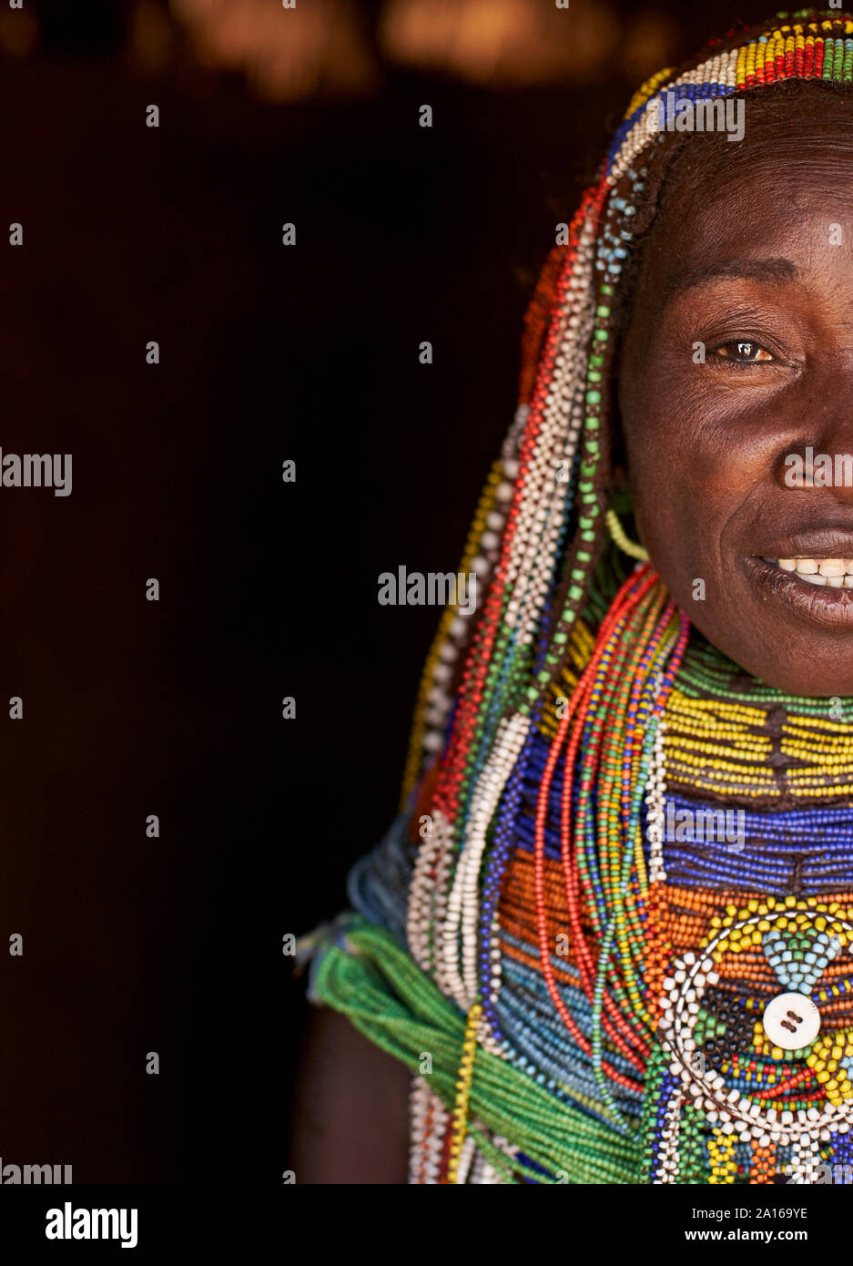 Femme Muhila avec sa coiffure caractéristique et colliers, Congolo, Angola Banque D'Images