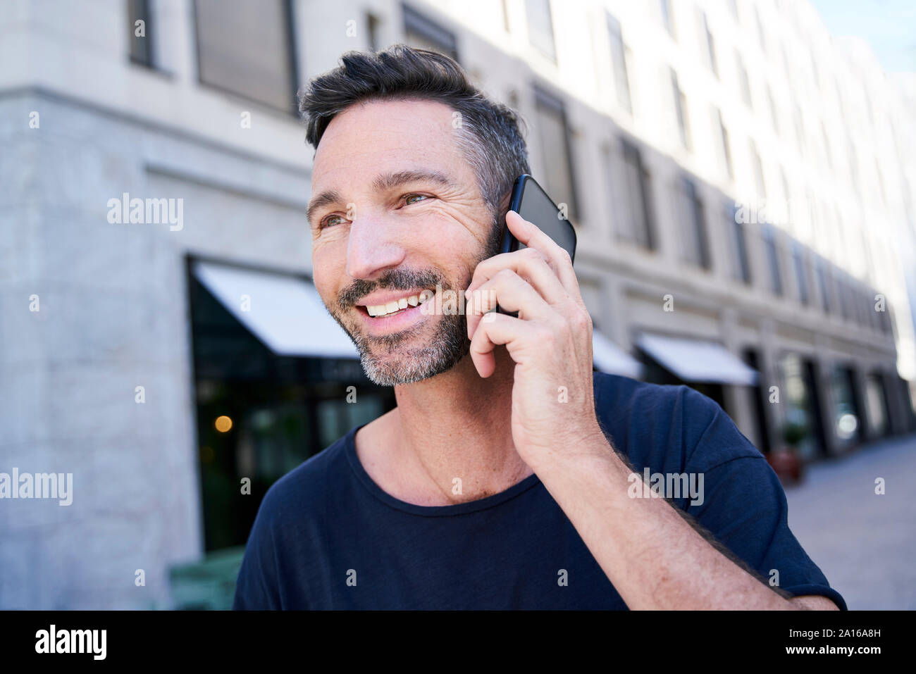 Portrait of mature man using smartphone Banque D'Images