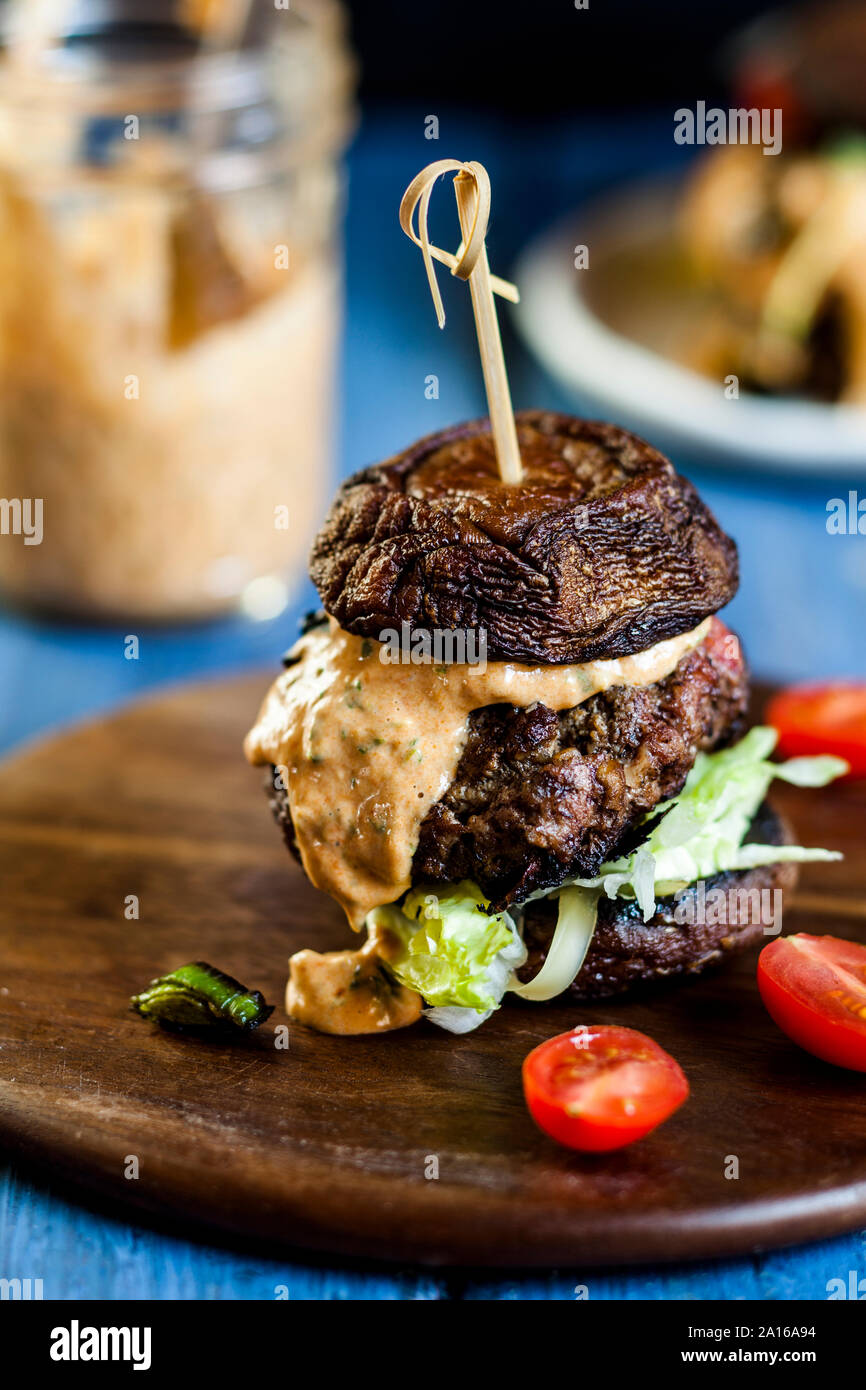 Close-up of fresh burger sur plateau de service Banque D'Images Close-up of fresh burger sur plateau de service Banque D'Images