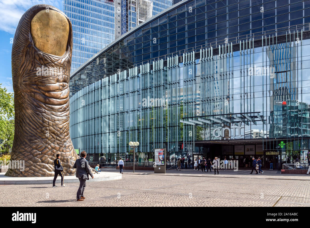 La gigantesque sculpture de doigt à la défense, Paris, France Banque D'Images