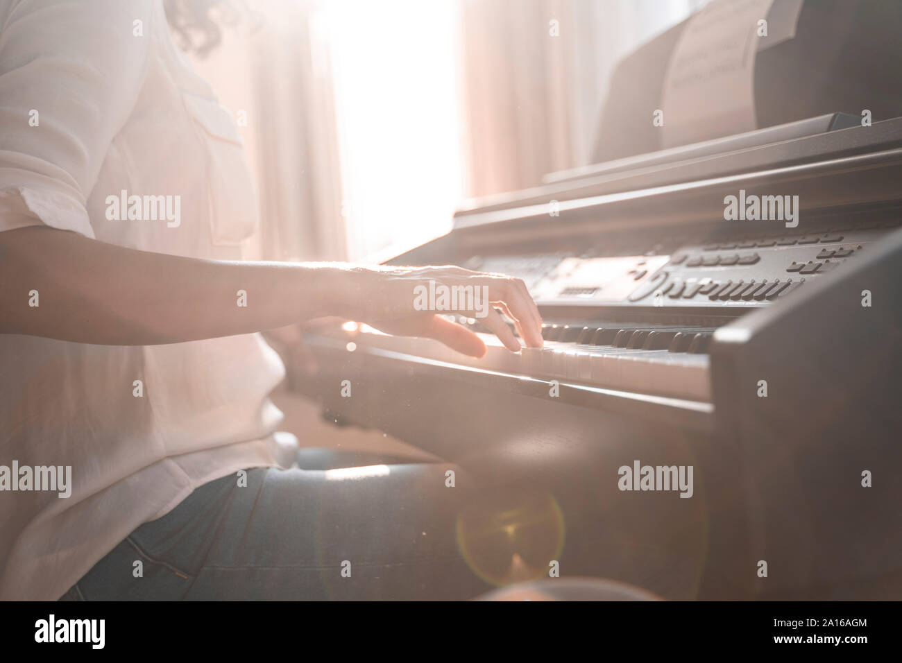 Close-up of woman playing piano Banque D'Images