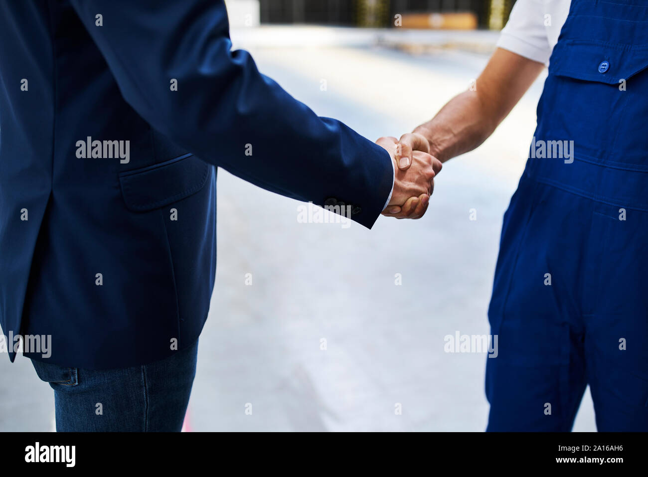 Close-up of businessman shaking hands et dans une usine Banque D'Images
