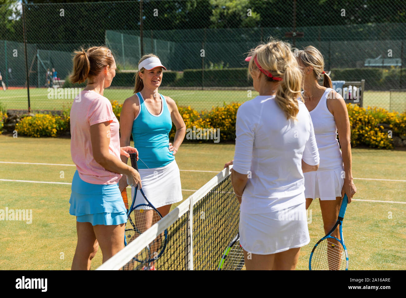 Les femmes mûres de finition match de tennis sur gazon Banque D'Images