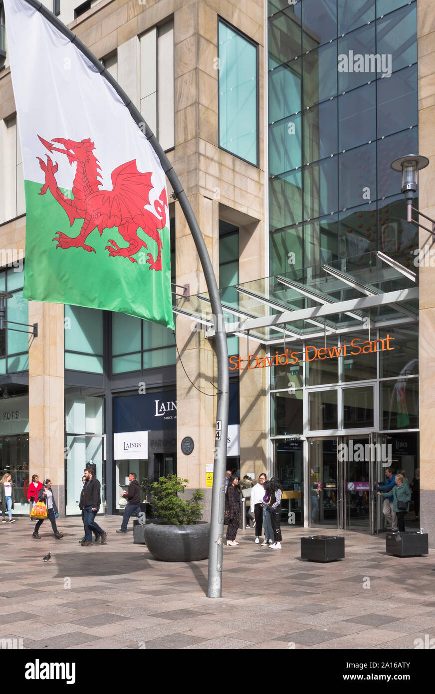 dh St Davids centre commercial CARDIFF PAYS DE GALLES entrée de la rue des gens vers le centre commercial saint david Banque D'Images