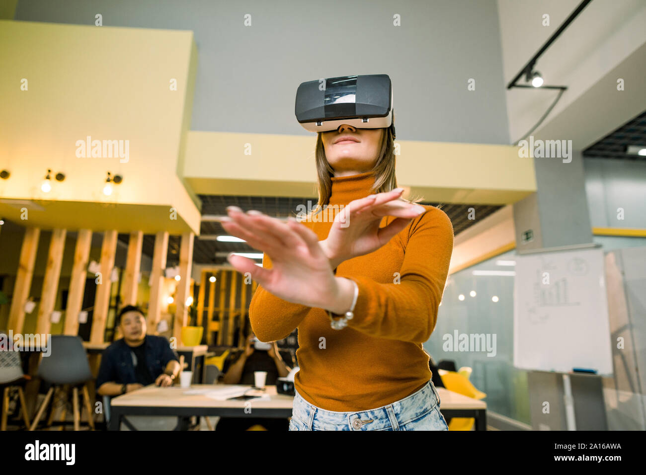 Femme en touchant des objets casque VR en réalité virtuelle. Girl en  interaction avec la visualisation 3d. Il moderne produit test sur simulateur  numérique concept Photo Stock - Alamy